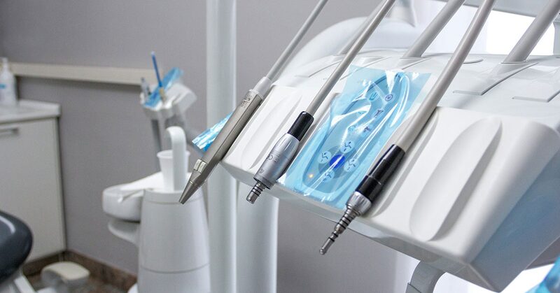 Turbina y piezas de mano colgadas en la bandeja de un equipo dental